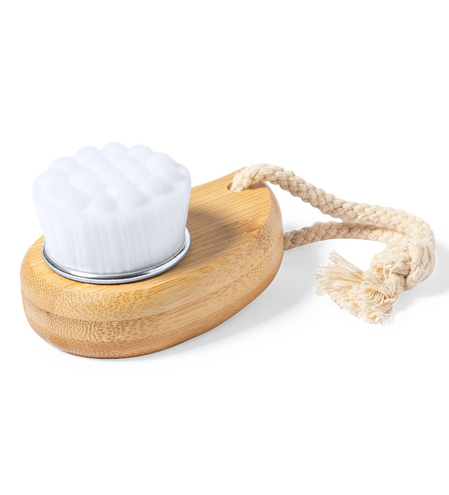 Limpiador facial de línea nature fabricado en madera procedente de cortes naturales. Cepillo de fibras exfoliantes superfinas y extra suaves para una eficaz limpieza de la piel, favoreciendo su cuidado e higiene. Con mango ergonómico para un fácil y cómodo uso. Presentado en caja individual de diseño eco en cartón kraft.