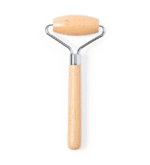 Rodillo masajeador facial en madera natural, favoreciendo el cuidado del rostro y con efectos relajantes. Presentado en caja individual de diseño eco en cartón kraft.