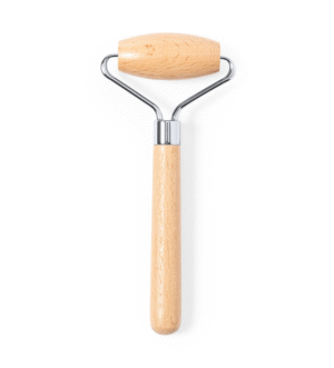Rodillo masajeador facial en madera natural, favoreciendo el cuidado del rostro y con efectos relajantes. Presentado en caja individual de diseño eco en cartón kraft.