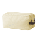 Neceser de doble compartimento fabricado en resistente canvas. Con cierre de cremallera, tiradores y asa en polipiel marrón. Disponible en elegantes colores.