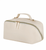 Neceser en suave PU, con compartimento principal de amplia apertura. Con tiradores de PU a juego y cremallera en color dorado. Interior con doble compartimento y bolsillo adicional con cremallera.