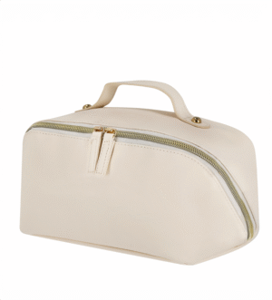 Neceser en suave PU, con compartimento principal de amplia apertura. Con tiradores de PU a juego y cremallera en color dorado. Interior con doble compartimento y bolsillo adicional con cremallera.