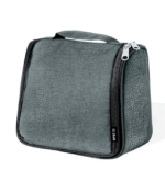 Neceser fabricado en RPET para guardar los objetos de higiene personal, con práctico gancho para poder sujetarlo en cualquier sitio. Práctico Interior con bolsillos de redecilla transpirables, que permiten ver los objetos que hay dentro. Con logotipo RPET en etiqueta. Disponible en varios colores y presentado en una bolsa individual reciclada. El material RPET se elabora a partir de plástico reciclado, para así fomentar la reutilización de residuos plásticos y ayudar a la sostenibilidad del planeta.