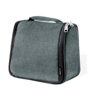 Neceser fabricado en RPET para guardar los objetos de higiene personal, con práctico gancho para poder sujetarlo en cualquier sitio. Práctico Interior con bolsillos de redecilla transpirables, que permiten ver los objetos que hay dentro. Con logotipo RPET en etiqueta. Disponible en varios colores y presentado en una bolsa individual reciclada. El material RPET se elabora a partir de plástico reciclado, para así fomentar la reutilización de residuos plásticos y ayudar a la sostenibilidad del planeta.