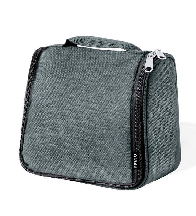 Neceser fabricado en RPET para guardar los objetos de higiene personal, con práctico gancho para poder sujetarlo en cualquier sitio. Práctico Interior con bolsillos de redecilla transpirables, que permiten ver los objetos que hay dentro. Con logotipo RPET en etiqueta. Disponible en varios colores y presentado en una bolsa individual reciclada. El material RPET se elabora a partir de plástico reciclado, para así fomentar la reutilización de residuos plásticos y ayudar a la sostenibilidad del planeta.
