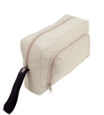 Neceser multiusos en resistente poliéster 600D de vivos colores con cremalleras a juego. Bolsillo exterior de cremallera y resistente asa de transporte en color negro. Forro interior en suave poliéster a juego.